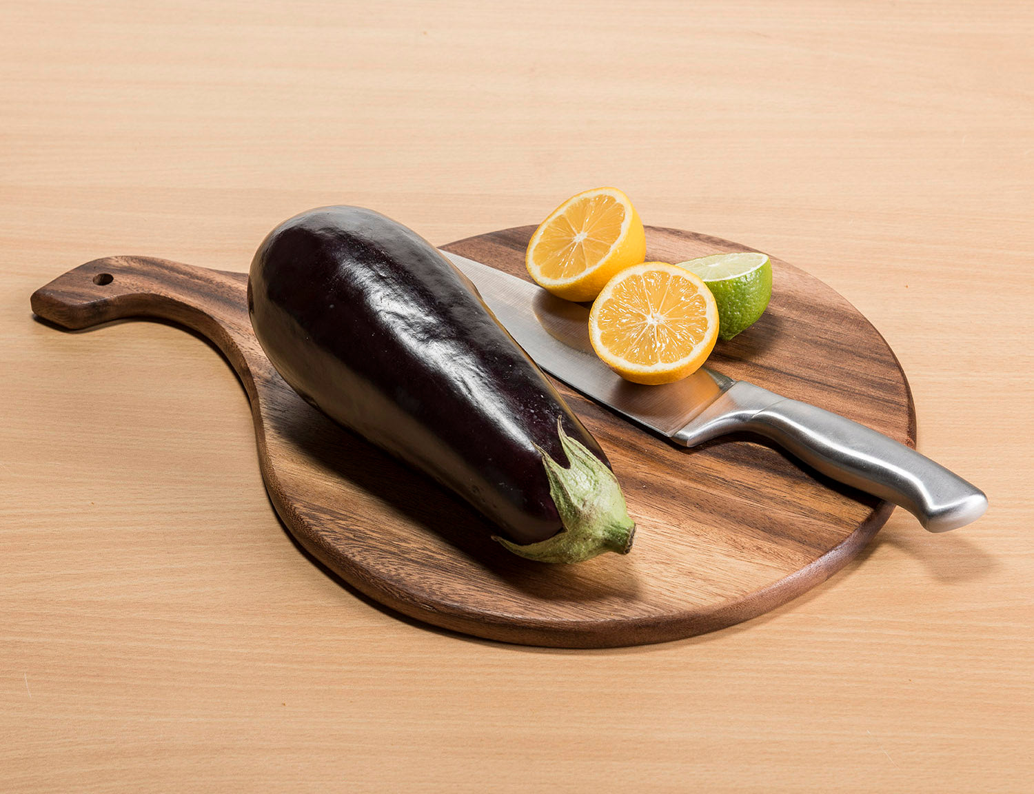 Acacia Wood Cutting & Charcuterie Board (Round, 17")